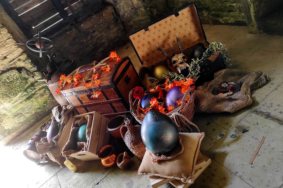 Des objets et un décor pour entrer dans l’aventure.